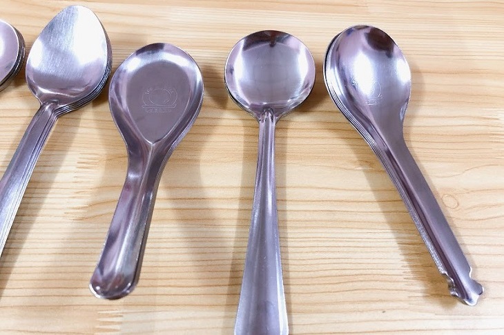 Muỗng inox sáng bóng và không bị ố đục