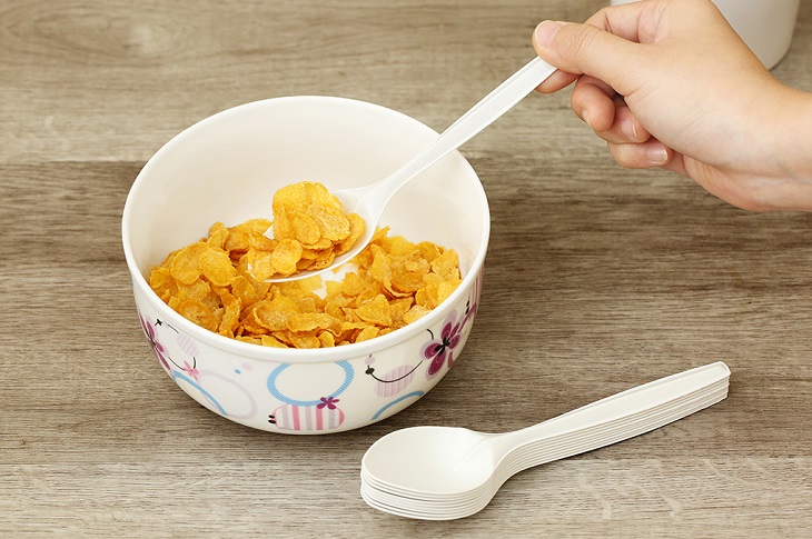 Muỗng nhựa cầm rất nhẹ tay và dễ dàng mang theo với số lượng lớn
