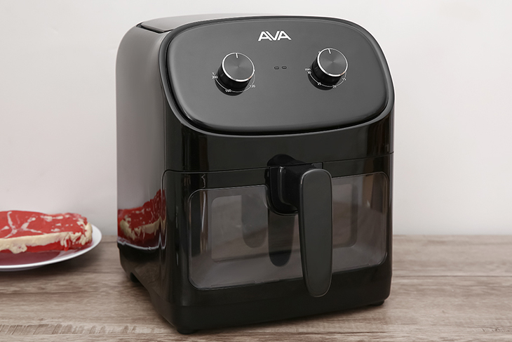 Nồi chiên không dầu AVA 55K07A 5.5 lít có dung tích sử dụng 5.5 lít nướng 4 - 5 đùi gà cùng lúc hoặc gà nguyên con khoảng 1.2kg