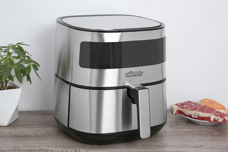 Nồi chiên không dầu Hommy BF525 5.5 lít có màn hình hiển thị giúp dễ dàng theo dõi và tùy chỉnh nhiệt độ