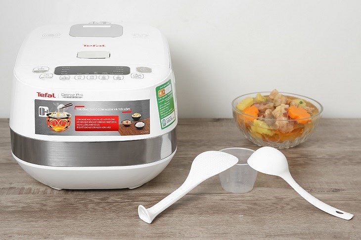 Nồi cơm điện cao tần Tefal 1.5 lít RK808168 sở hữu tông màu trắng tinh tế, trang nhã, phù hợp mọi không gian