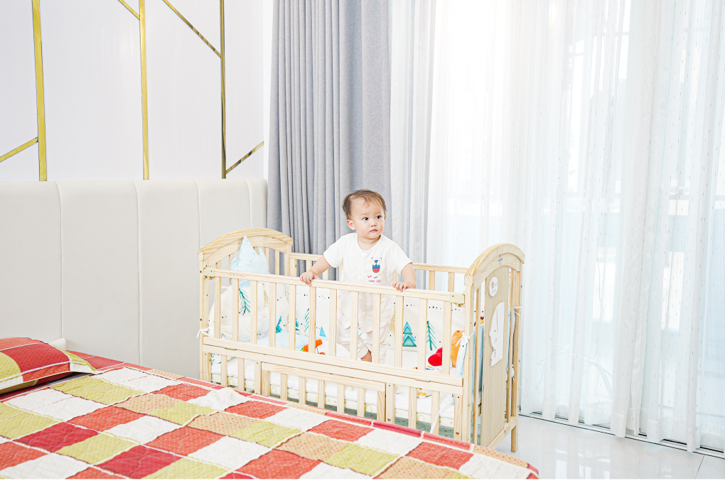 Khi trẻ biết bò và đi thì bố mẹ có thể sắm cho bé một chiếc nôi cũi