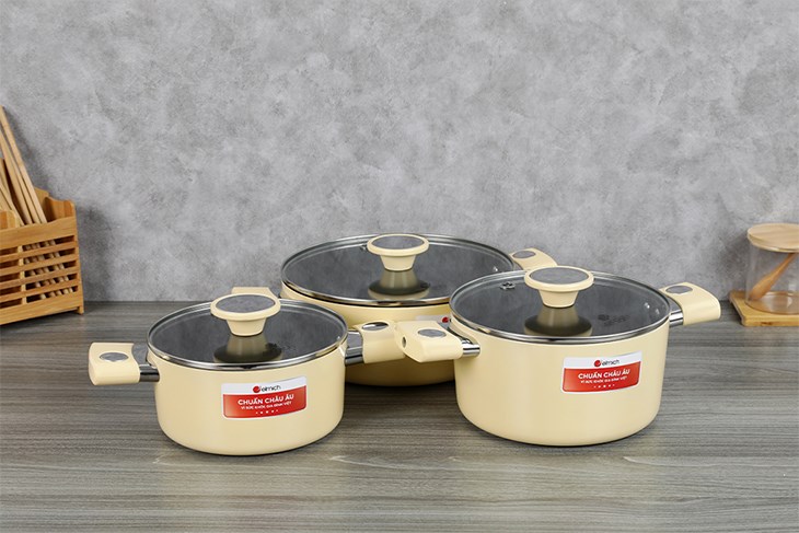 Bộ 3 nồi nhôm chống dính nắp kính Elmich EL-5112YA được làm bằng nhôm cao cấp kết hợp với inox 430 bền bỉ, bắt từ tốt
