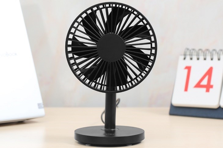 Quạt mini JM SF14 Đen với khả năng có thể xoay nhiều hướng, tiện định hướng góc làm mát