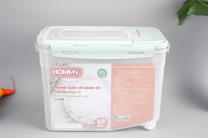hùng gạo nhựa có kiểu dáng đơn giản, gọn gàng, tiết kiệm không gian bếp
