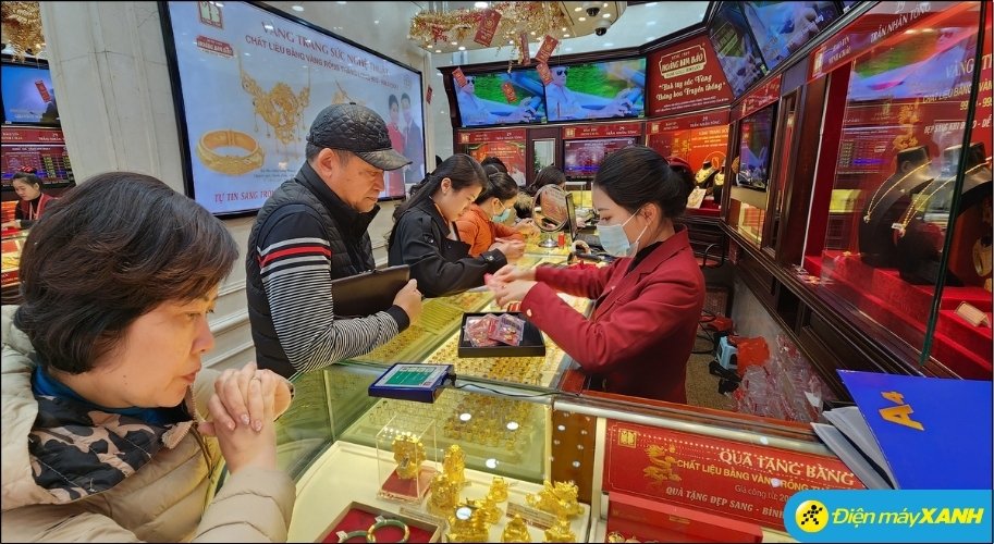Người có bản mệnh là Thủy (Kim sinh Thủy) hoặc bản mệnh Kim (tương hợp) thường gặp rất nhiều thuận lợi khi mua vàng