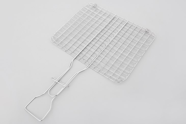 Vỉ nướng inox 23 x 18 cm Tithafac được làm bằng chất liệu inox sáng bóng, bền bỉ, hạn chế gỉ sét và dễ chùi rửa