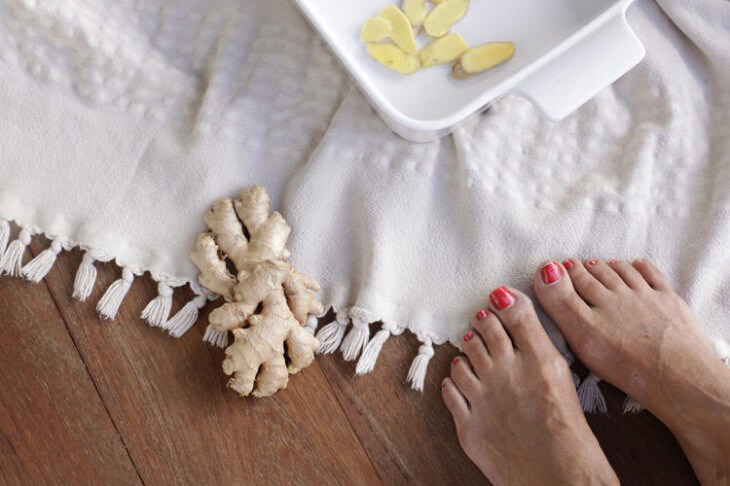 Chuẩn bị 1 củ gừng già tươi để ngâm chân