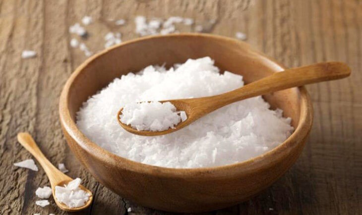 Chuẩn bị 20g muối hạt để ngâm chân