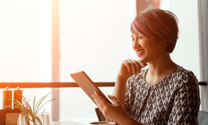 Ngâm chân nước nóng đem đến cho bạn sự thư giãn, đồng thời cải thiện trí não và tinh thần