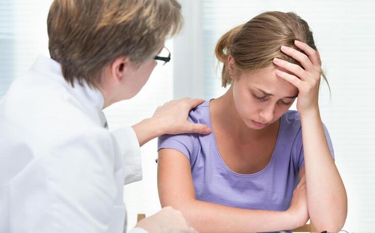 Ngâm chân nước nóng góp phần làm giảm các triệu chứng của bệnh mãn tính