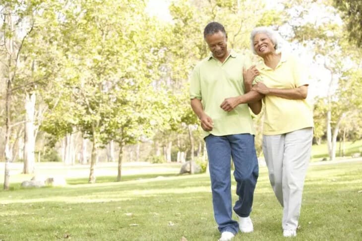 Đi bộ giúp tăng cholesterol cho cơ thể và giảm các cholesterol xấu, ngăn ngừa nhồi máu cơ tim