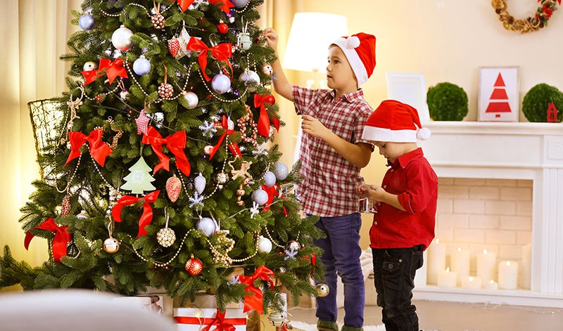 Cách trang trí cây thông Noel với những đồ có kích thước lớn