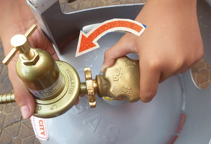 Nếu van bếp ga bị rò bạn nên gọi điện cho tiệm sửa bếp ga đến xử lý nhé!