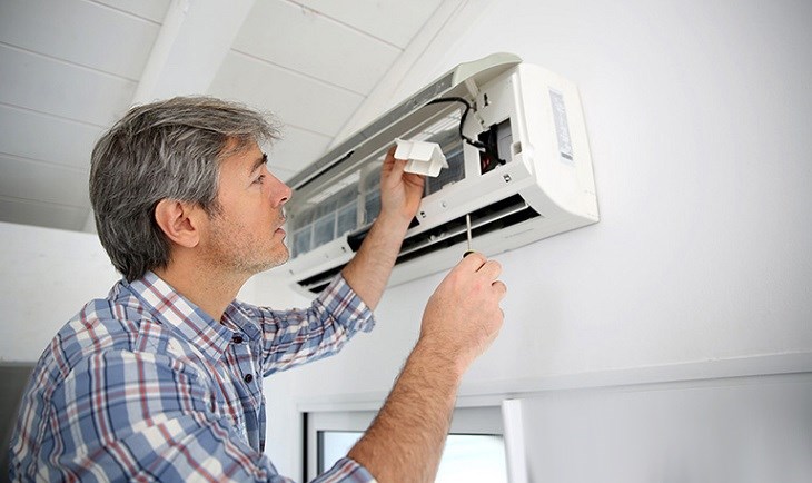 Kiểm tra cảm biến máy lạnh xem chúng có hoạt động bình không, nếu hư hỏng thì nên thay thế mới