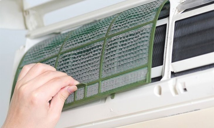 Máy lạnh bám nhiều bụi bẩn do không vệ sinh, bảo dưỡng định kỳ làm hệ thống bị tắc nghẽn