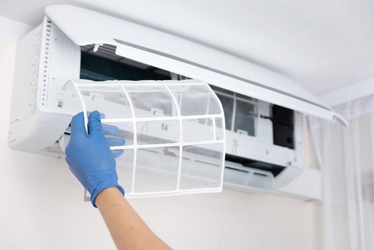 Vệ sinh máy lạnh định kỳ 3 - 6 tháng/lần để đảm bảo máy hoạt động bền bỉ, hiệu quả và an toàn cho sức khỏe