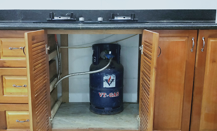Bạn không nên đặt bình gas trong hộc bếp kín