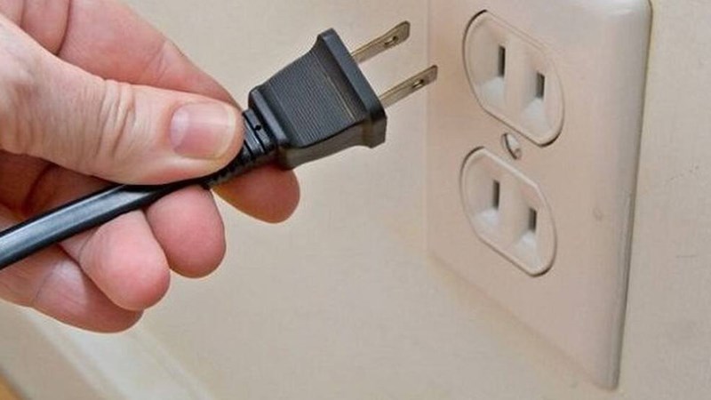 Bạn hãy rút dây khỏi ổ cắm và đợi vài phút sau cắm mở lại tivi