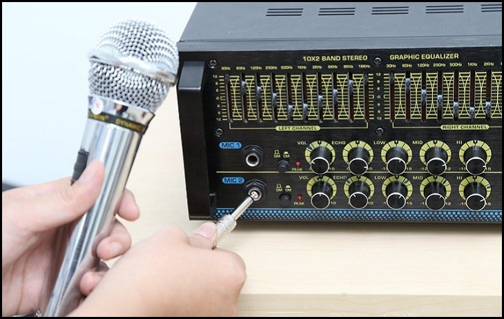 Cắm micro sai cách