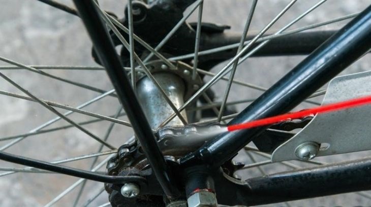 Bôi trơn đầu căm xe trước 1 ngày