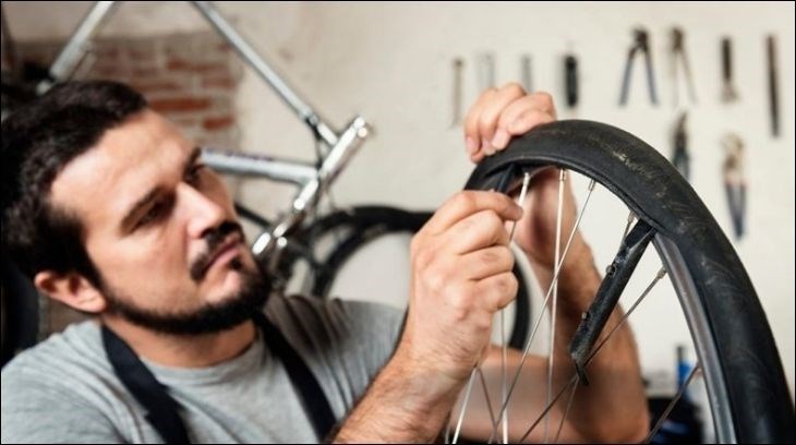 Tìm ra vị trí bị lệch trên vành và các căm bị lỏng.