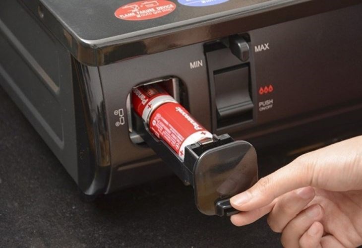 Bạn chỉ cần tìm và mua pin mới vào để khắc phục tình trạng bếp không đánh lửa nhé!