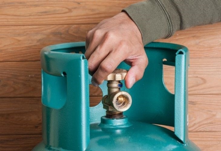 Bạn chỉ cần vặn núm xoay trên van ngược chiều kim đồng hồ là có thể khắc phục được tình trạng trên