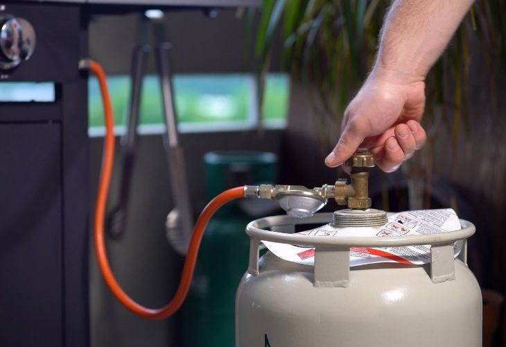 Để khắc phục bạn chỉ cần mở van khóa bình gas là được