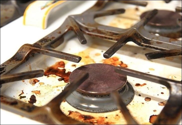 Trong quá trình nấu nướng, cặn thức ăn rơi xuống khiến đầu đốt bị bám bẩn dẫn đến bếp không thể đánh lửa