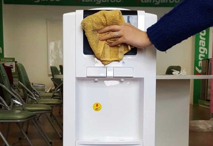 Bạn nên thường xuyên vệ sinh và đổ nước ở khay nước để tránh bị bám bẩn