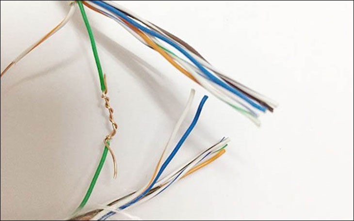 Jack dây nối giữa cụm làm đá bị oxi hoá, không dẫn điện làm tủ lạnh Panasonic báo lỗi H21