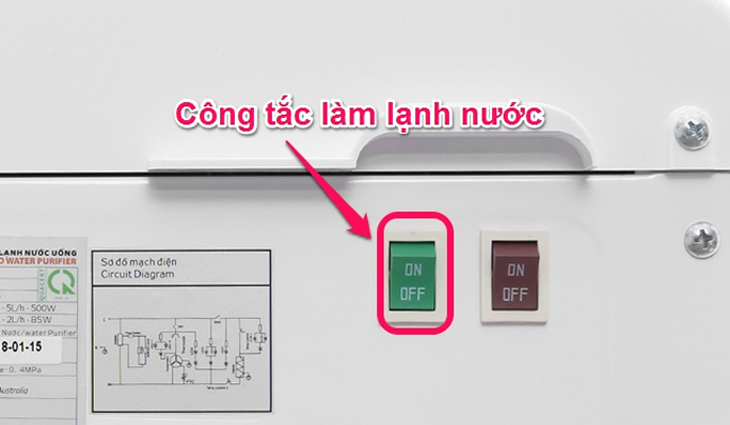Khi máy lọc nước RO Karofi KAQ-U98 Pro 10 lõi không làm lạnh nước, bạn hãy bật công tắc nguồn màu xanh để khởi động chức năng làm lạnh