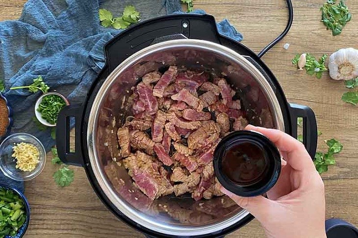 Chỉ nên cho một lượng thức ăn vừa phải vào nồi