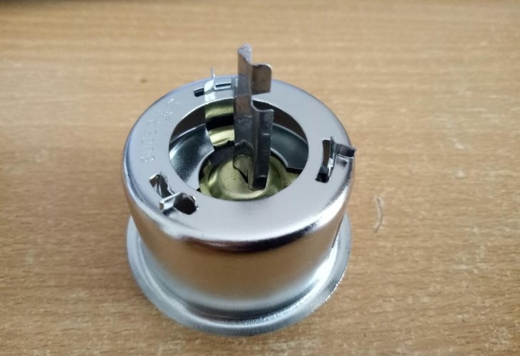 Bạn cần thay rơ le mới cho nồi cơm điện để khắc phục tình trạng trào nước