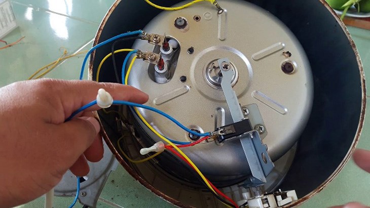 Cảm biến nhiệt là bộ phận quan trọng nên cần thợ có chuyên môn để sửa chữa