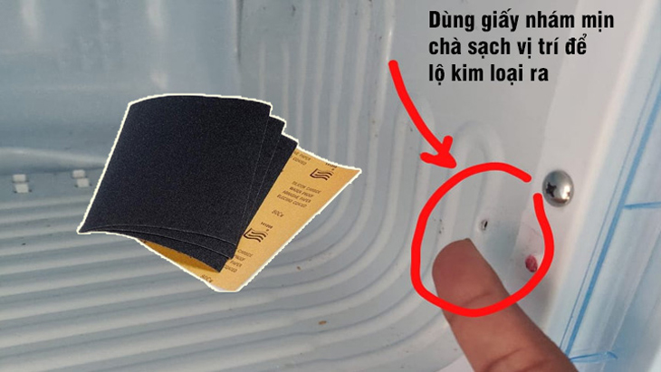 Làm sạch vị trí bị thủng ngăn đá.