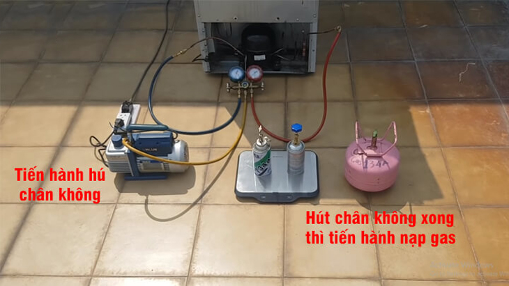Nạp ga cho tủ lạnh.