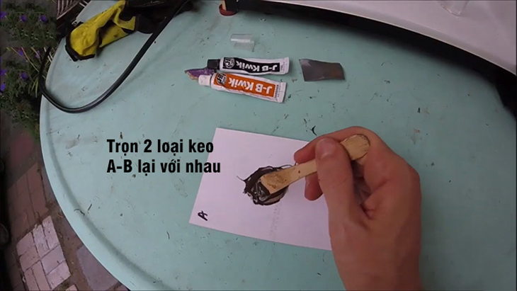 Trộn keo AB lại với nhau.