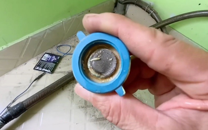 Vệ sinh van nước sạch sẽ, kiểm tra tấm lưới lọc
