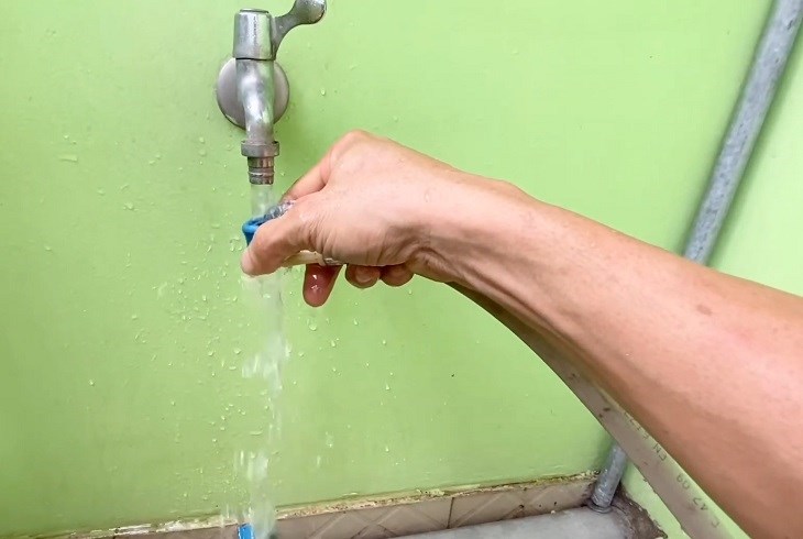 Vệ sinh vòi cấp nước để loại bỏ cặn bẩn làm ảnh hưởng đến việc cấp nước vào máy giặt