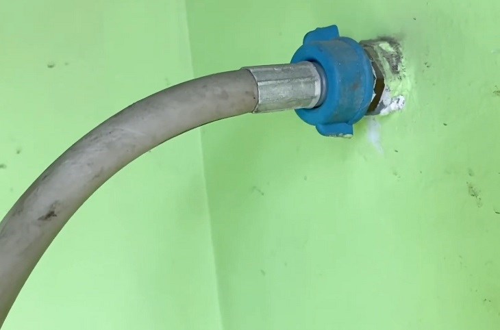 Vòi cấp nước bị hỏng hoặc đường nước bị bẩn làm ảnh hưởng đến việc cấp nước