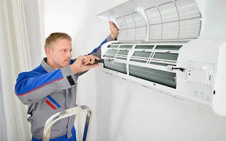 Bạn nên liên hệ đến trung tâm bảo hành sửa chữa điều hòa uy tín để khắc phục lỗi điều hòa có mùi khét