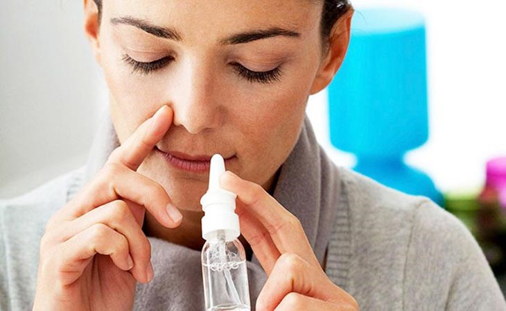Bạn nên vệ sinh, xịt mũi bằng nước muối sinh lý: