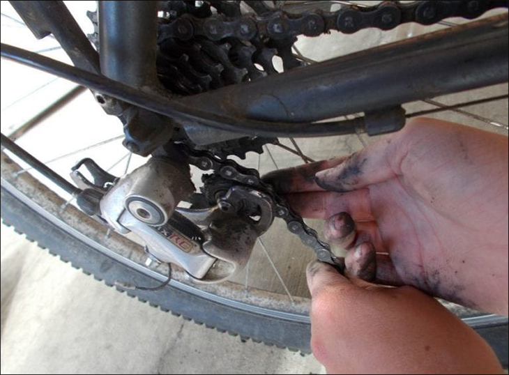 Bạn đặt xích vào phía trước bánh răng dẫn hướng cao nhất.