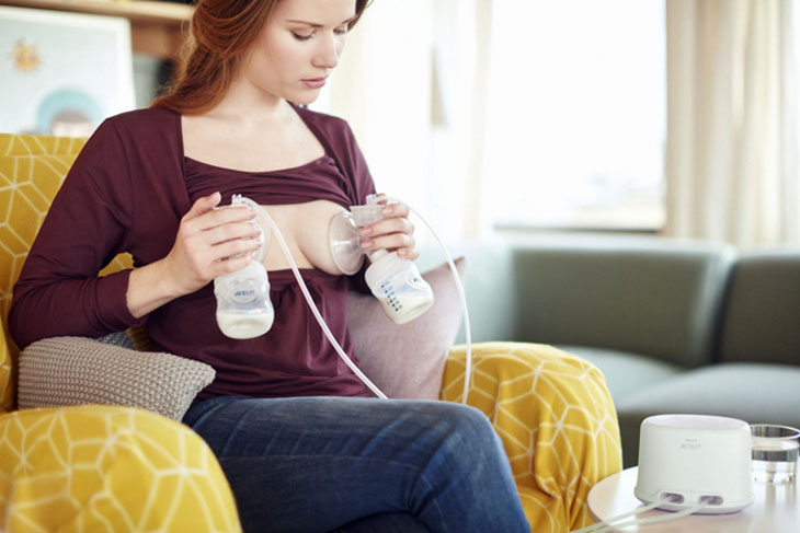Ngồi đúng tư thế khi hút sữa sẽ giúp mẹ thoải mái, từ đó kích thích tuyến sữa tiết nhiều hơn