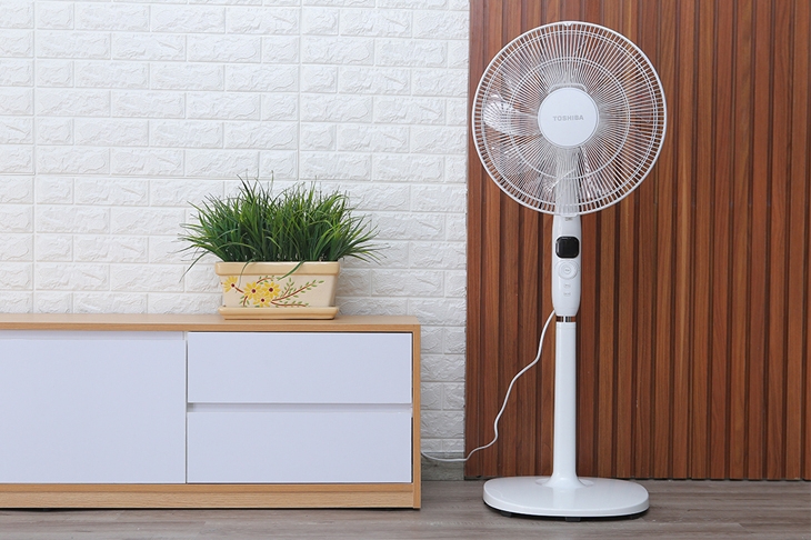 Quạt cây Toshiba 9 cánh F-LSD10(H)VN 30W có khả năng điều khiển xoay