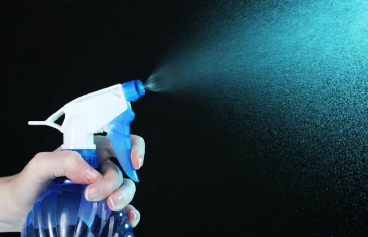 Không dùng dung dịch tẩy rửa quá mạnh