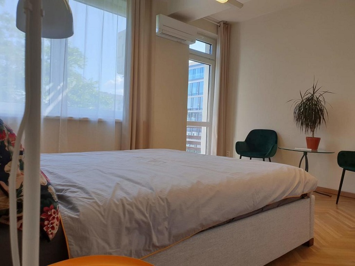 Đặt bên cửa sổ phòng