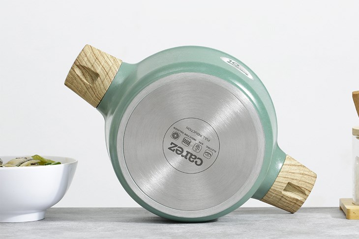 Đáy nồi làm bằng chất liệu inox 430 dùng được cho cả 3 loại bếp là bếp ga, bếp từ và bếp hồng ngoại